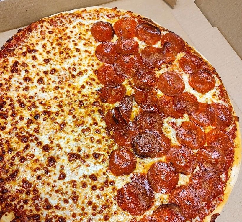Half cheese half pepperoni pizza